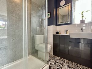 Master En-suite- click for photo gallery